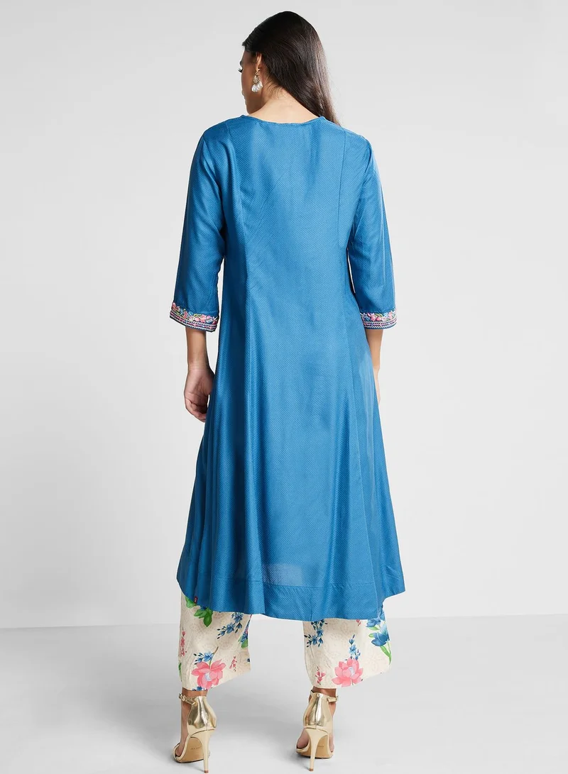 بيبا طقم كورتي وبنطال مطرز