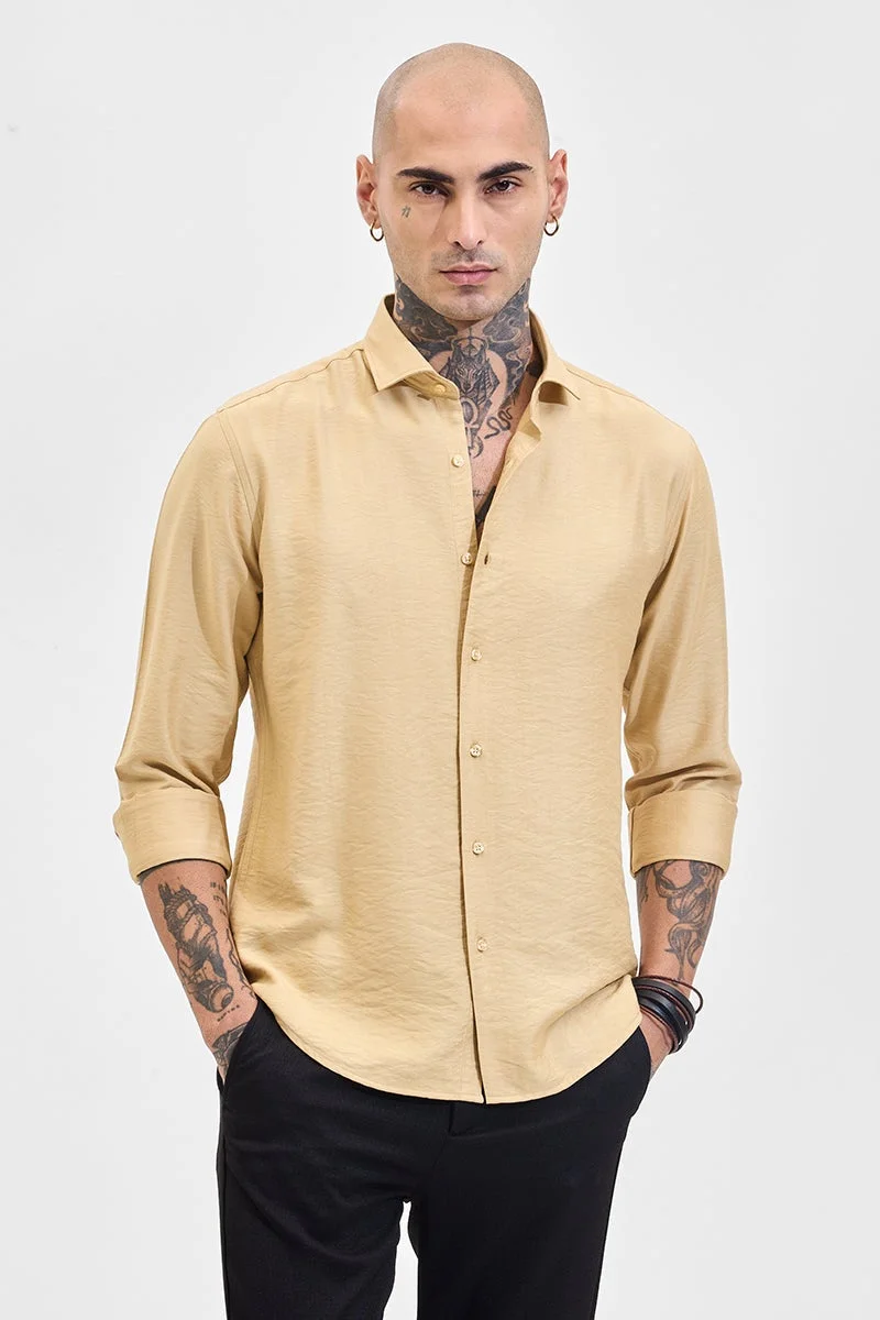 سنيتش قميص بيج بقصة ضيقة وتصميم ذاتي