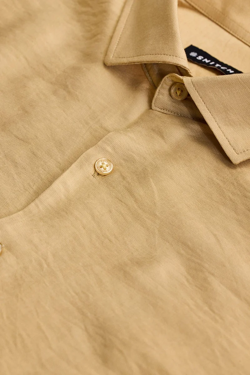 سنيتش قميص بيج بقصة ضيقة وتصميم ذاتي