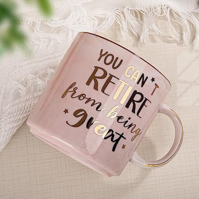 ALBISS هدايا تقاعد مضحكة للنساء لا يمكنك التقاعد من كونك رائعًا، كوب تقاعد من الرخام الوردي سعة 14 أونصة مع بطاقة معايدة مطبوعة بالذهب، هدايا وداع سعيدة للزملاء المتقاعدين والأصدقاء، صندوق هدايا لطيف - Image 5
