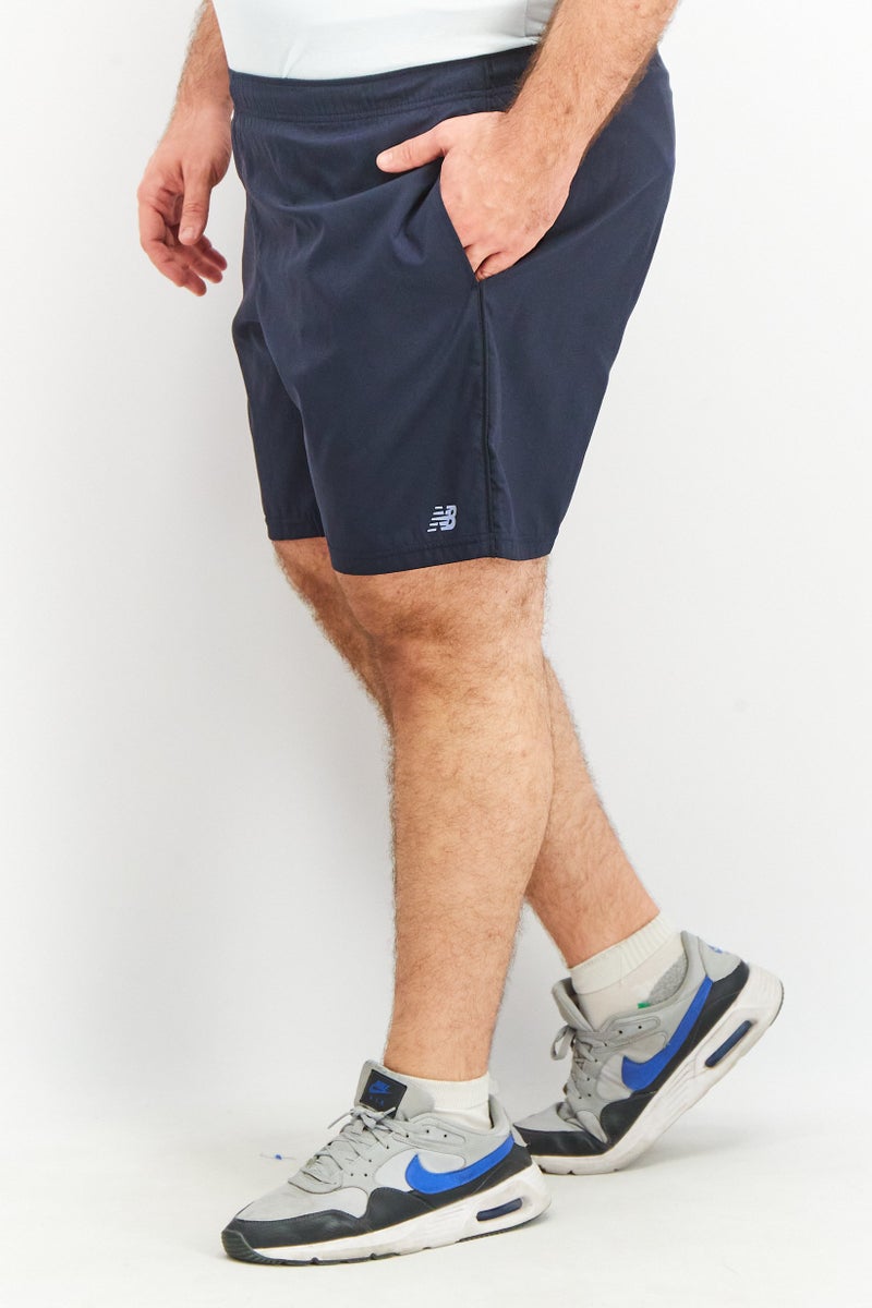 New Balance شورتات رياضية للرجال، مناسبة للجري، لون كحلي - Image 2
