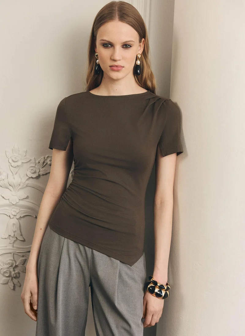 Lichi Short-sleeved T-shirt with an asymmetrical hem