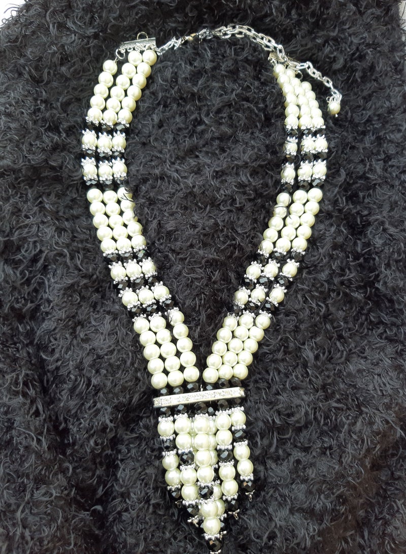 Women necklace of off white pearls& black crystal  - Image 3