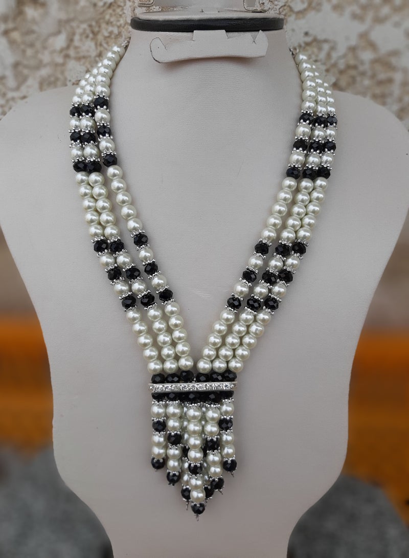 Women necklace of off white pearls& black crystal  - Image 1