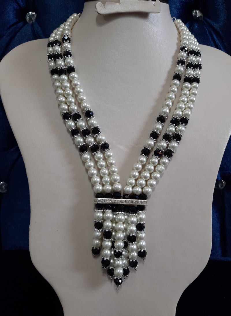 Women necklace of off white pearls& black crystal  - Image 2