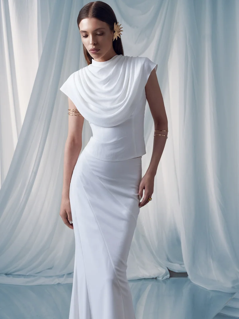 ليتشي بلوزة واسعة مع صدر منسدل