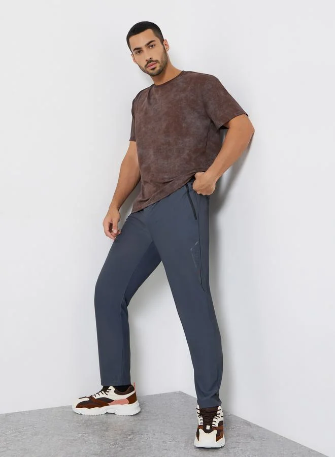 ستايلي اكتيف تيشيرت تدريب رجالي مطبوع باللون البني بقصة مريحة