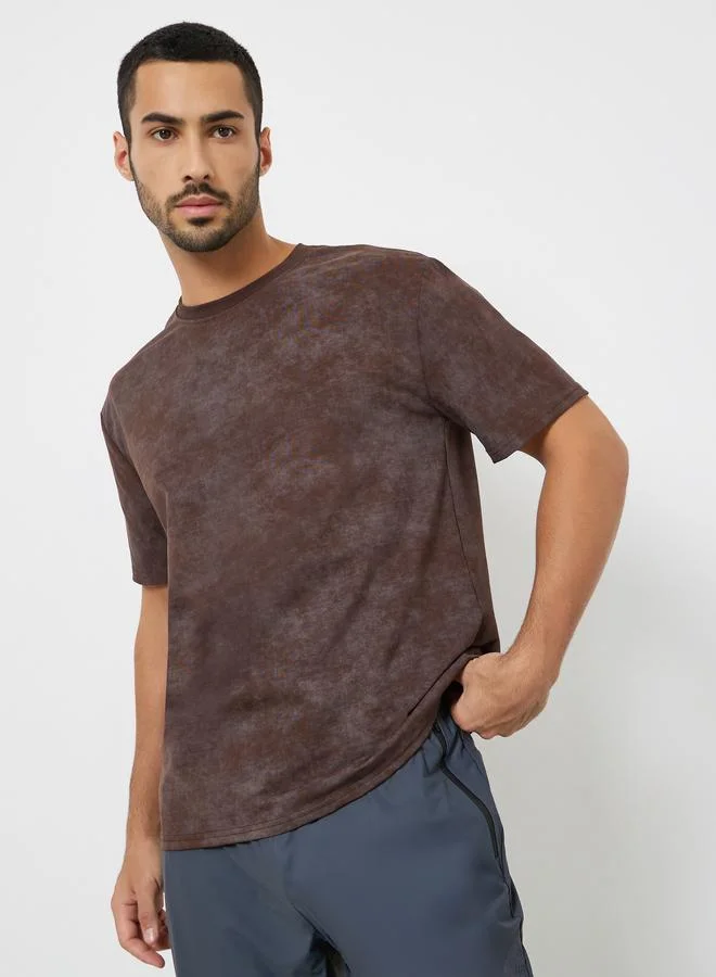 ستايلي اكتيف تيشيرت تدريب رجالي مطبوع باللون البني بقصة مريحة