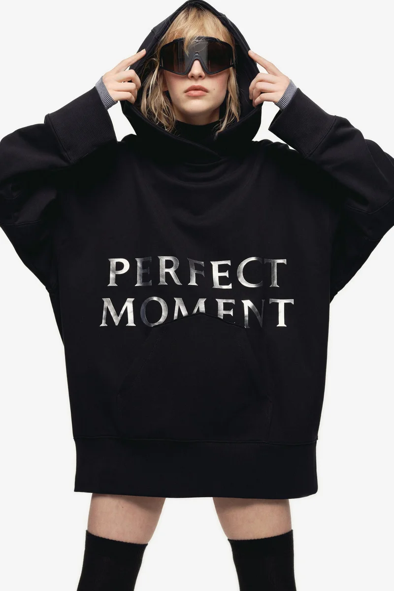 اتش اند ام هودي مُزيّن بعبارة مطبوعة