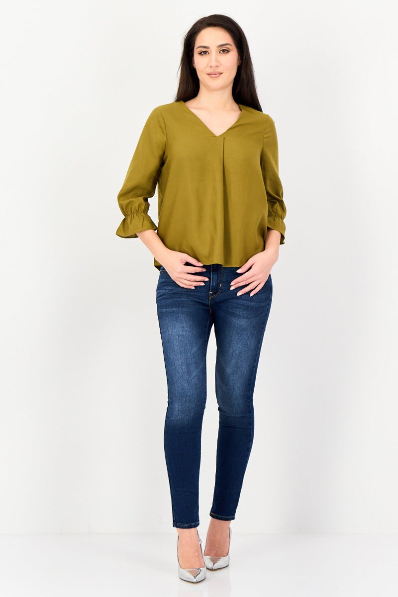 VERO MODA بلوزة نسائية بأكمام طويلة على شكل حرف V من إيسينري x فيرو مودا، زيتوني - Image 2