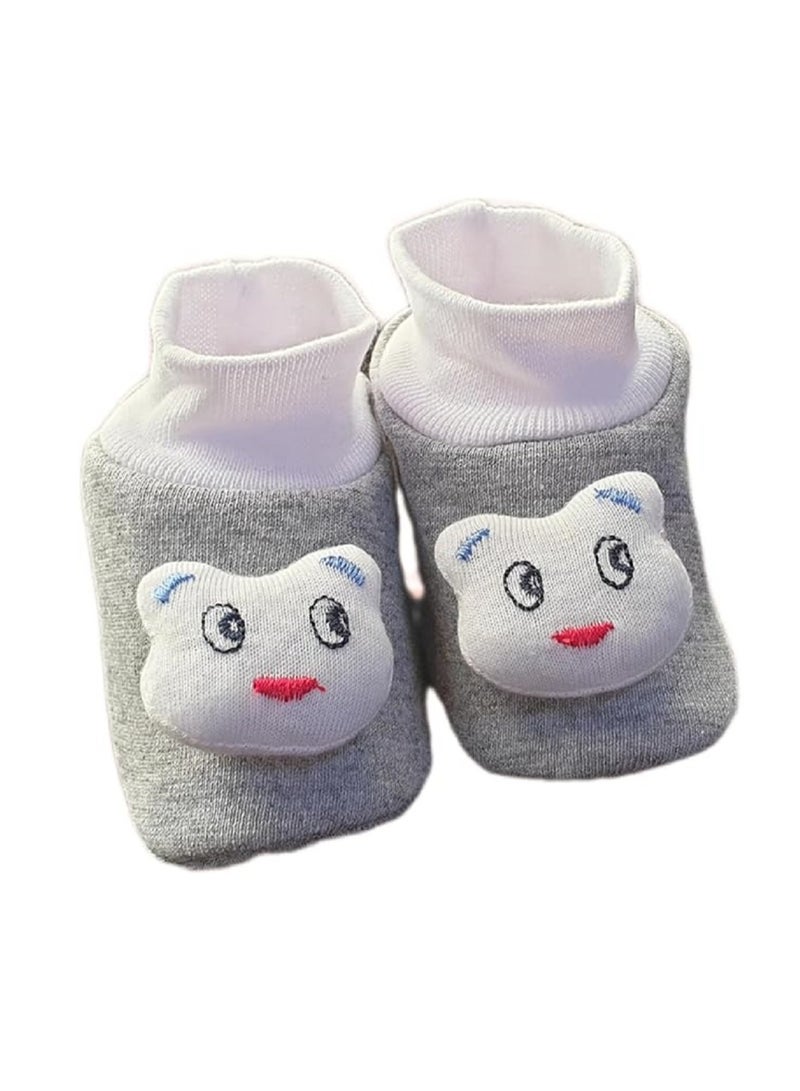 حذاء أطفال أنيق وعالي الجودة بلون رمادي مع مزيج من القطن الطبيعي سهل اللبس والإزالة بفضل تصميمه العملي والمريح - Image 1