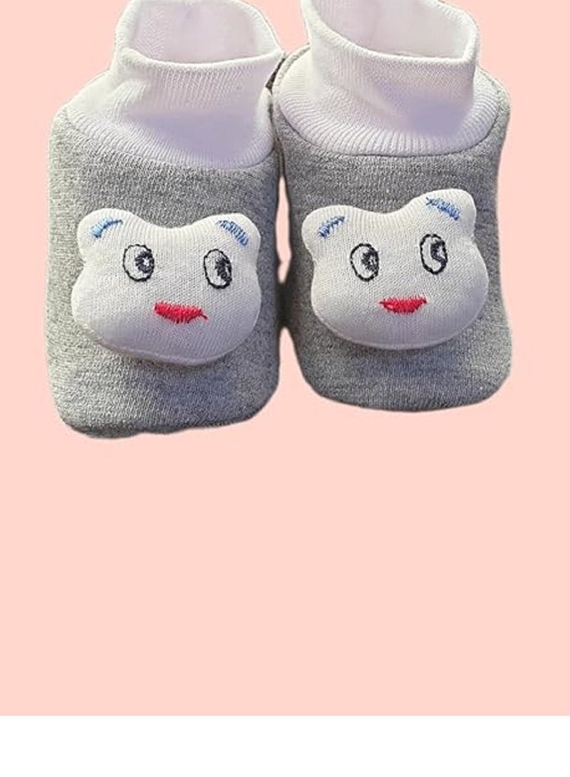 حذاء أطفال أنيق وعالي الجودة بلون رمادي مع مزيج من القطن الطبيعي سهل اللبس والإزالة بفضل تصميمه العملي والمريح - Image 2