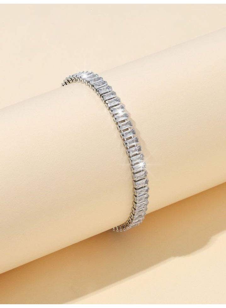 إسوارة فضية راقية مرصعة بالأحجار البراقة – لمسة فخامة تضيف بريقًا لإطلالتك - Image 1