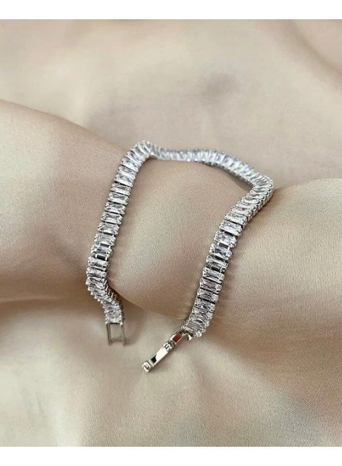 إسوارة فضية راقية مرصعة بالأحجار البراقة – لمسة فخامة تضيف بريقًا لإطلالتك - Image 2