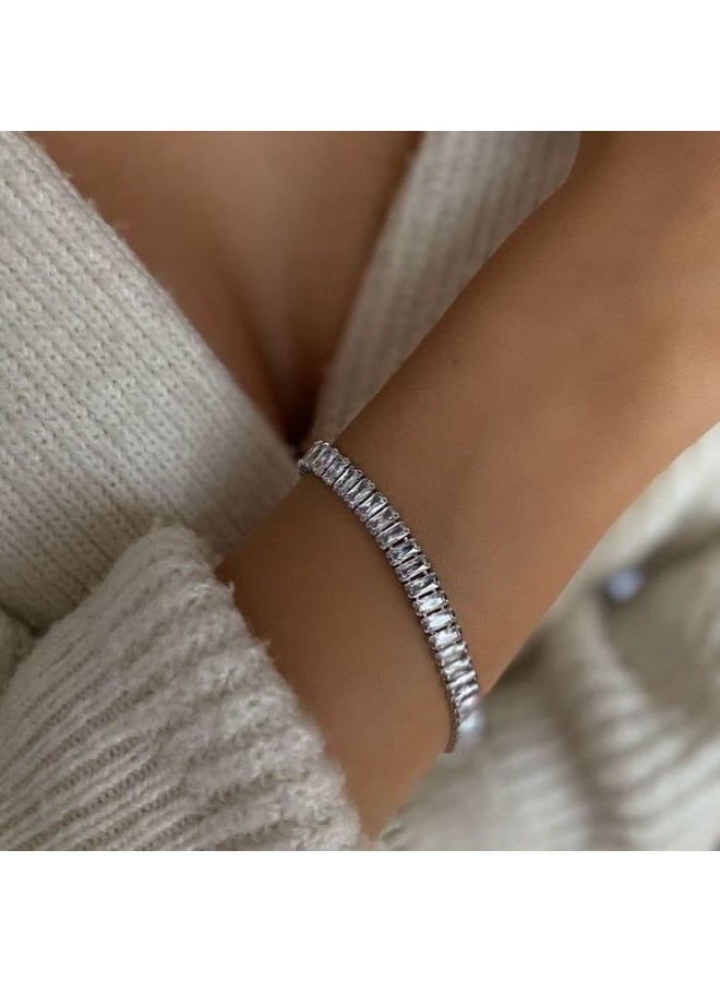 إسوارة فضية راقية مرصعة بالأحجار البراقة – لمسة فخامة تضيف بريقًا لإطلالتك - Image 3