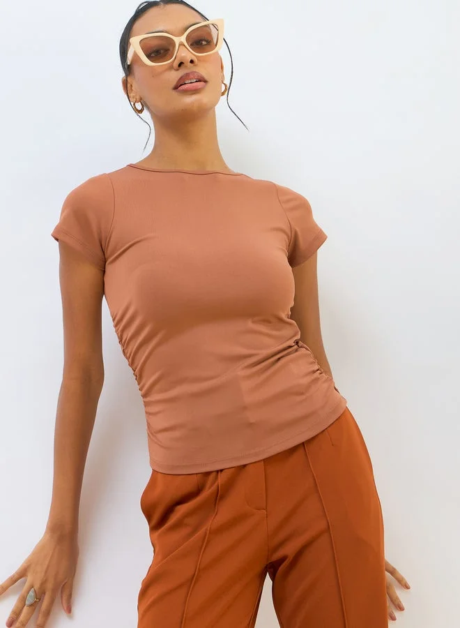 ساسافراس بلوزة قصيرة محبوكة بأكمام قصيرة وكسرات برتقالية من ساسافراس