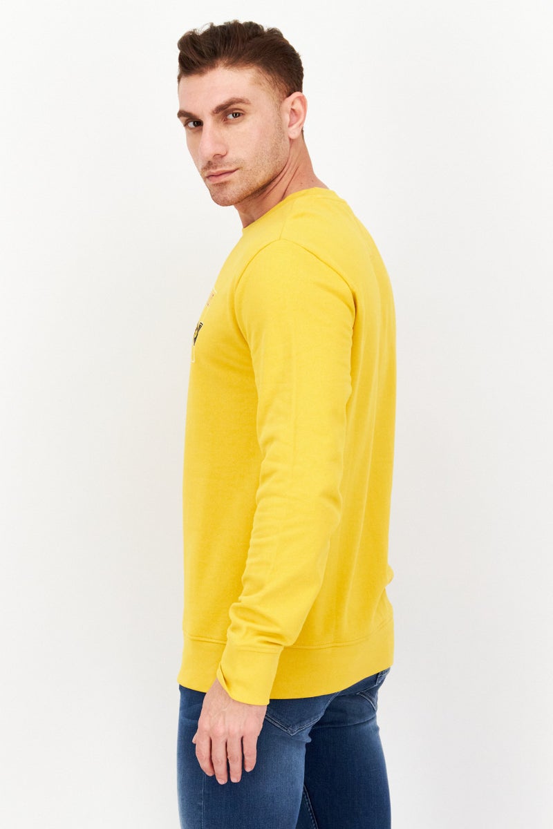 Levi's سويت شيرت رجالي بأكمام طويلة وطباعة جرافيك على شكل طاقم، أصفر - Image 2