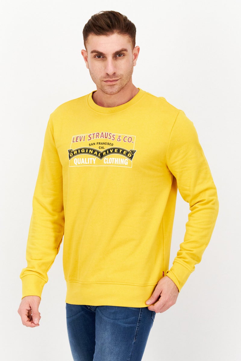 Levi's سويت شيرت رجالي بأكمام طويلة وطباعة جرافيك على شكل طاقم، أصفر - Image 1