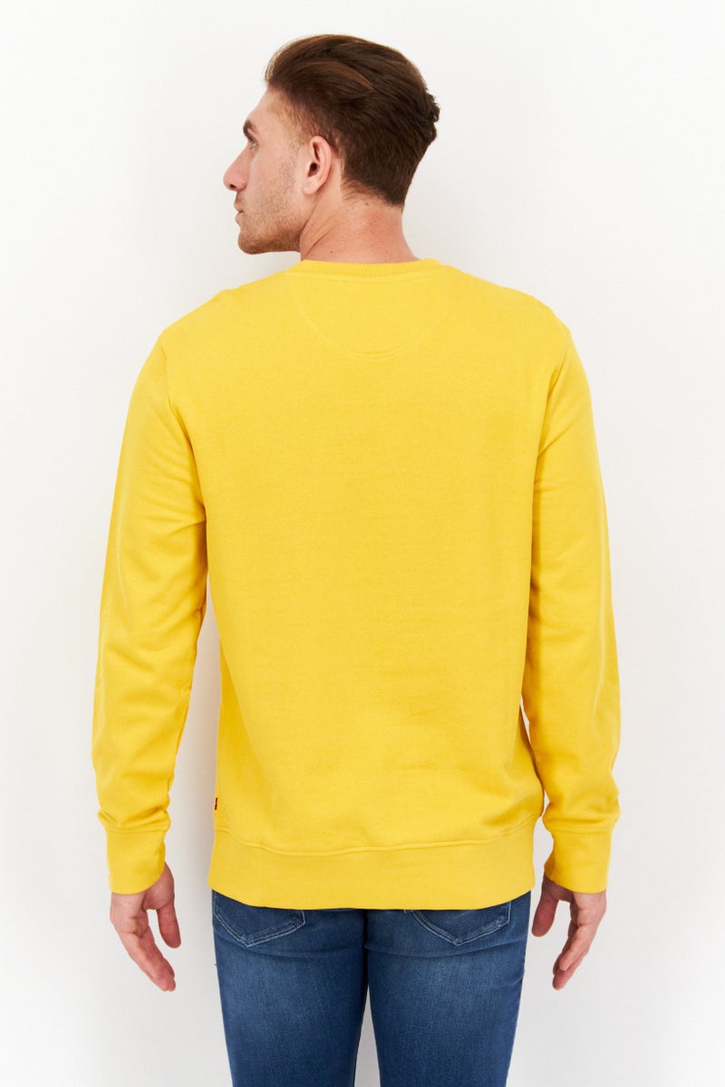 Levi's سويت شيرت رجالي بأكمام طويلة وطباعة جرافيك على شكل طاقم، أصفر - Image 3