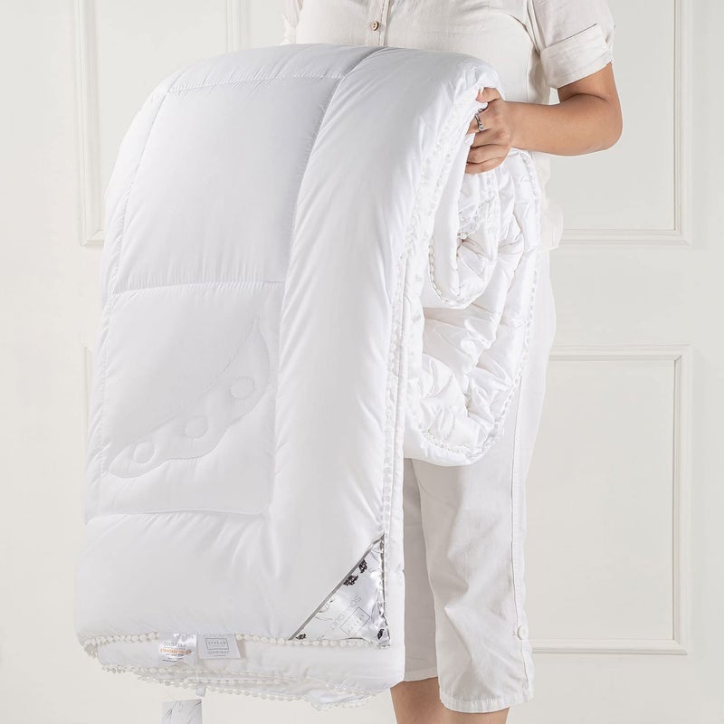 SPREAD SPAIN SPREAD SPAIN Microfiber Soyabean Extreme Winters Luxury Quilt 350 GSM 350 TC Ultra Soft Super Cozy Comfort For All Seasons Lightweight Breathable Quilt 60X90 Inches White  - Image 1