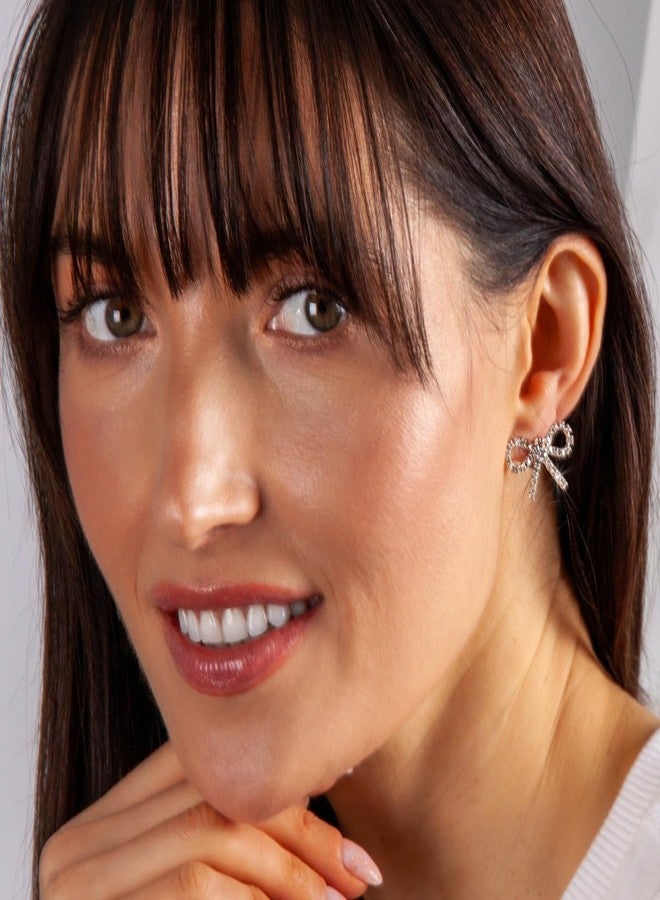 هامبل شيك نيويورك أقراط فضية اللون على شكل فيونكة للنساء - أقراط فضية اللون على شكل فيونكة، أقراط عصرية مرصعة بأحجار الراين للنساء، أقراط صغيرة لامعة وأنيقة، مجوهرات جذابة لحفلات التخرج أو العودة إلى الوطن - Image 5