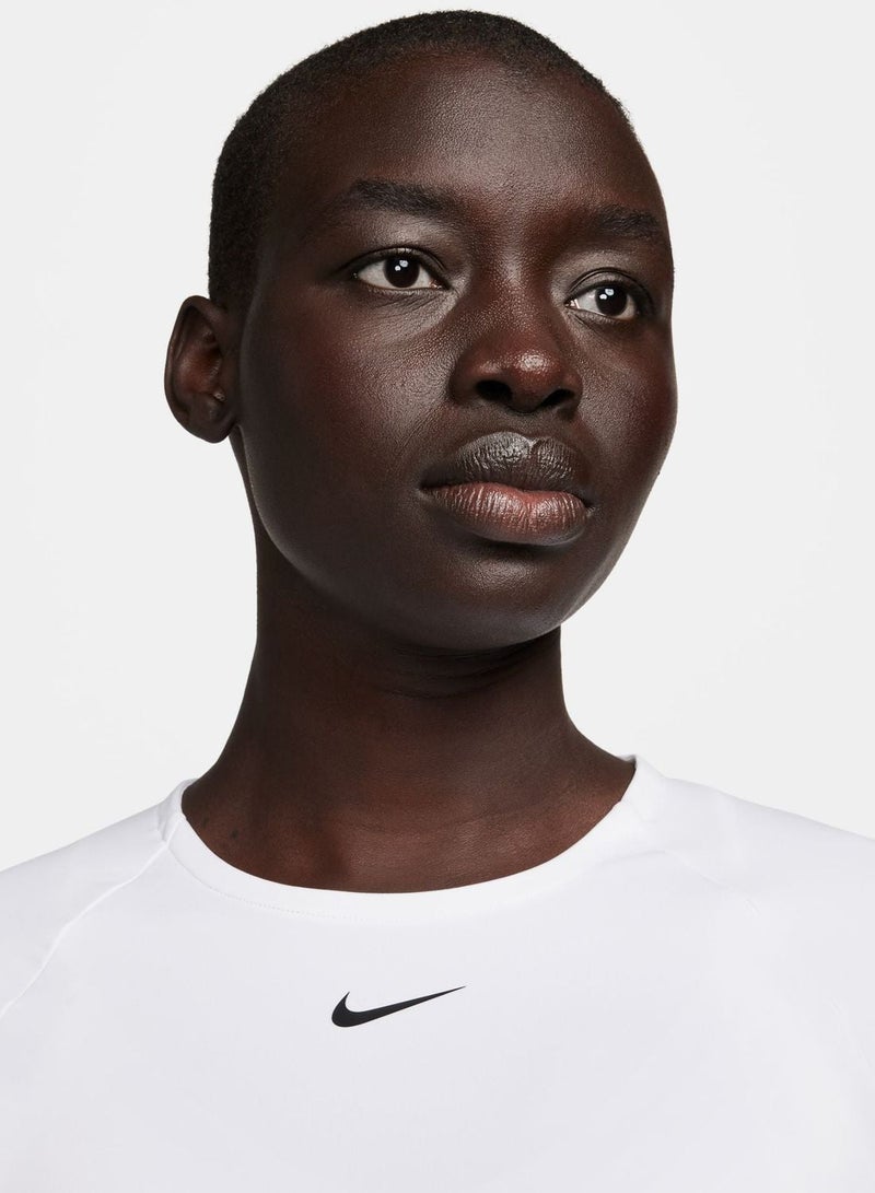 نايكي تيشيرت قصير بتقنية دراي-فيت مزين بقصة بكامل الخصر - Image 3