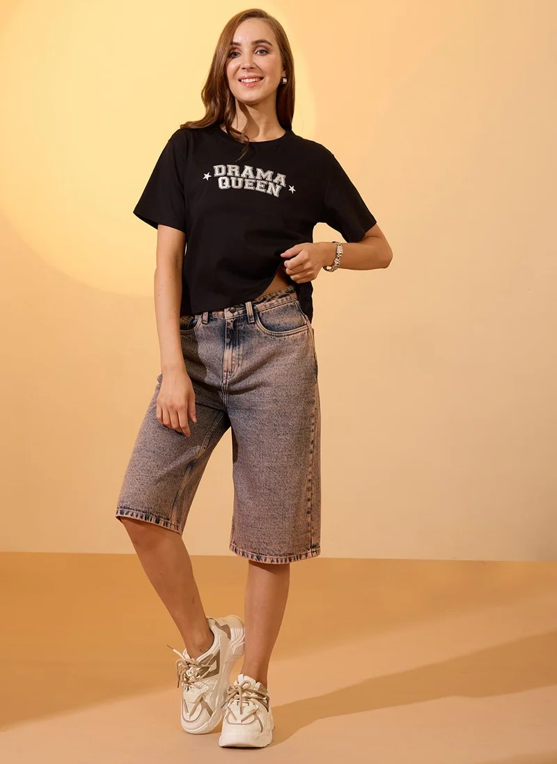 جلو باص تيشيرت كروب نسائي أسود بطباعة جرافيك بياقة دائرية وأكمام قصيرة من جلوبس