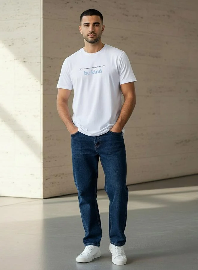 ايكونيك تيشيرت رجالي عصري بطبعة شعار وياقة مستديرة وأكمام قصيرة بقصة ضيقة