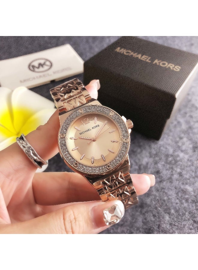 MK ساعة مايكل كورس للنساء بلون وردي ذهبي مع إطار مرصع بالكريستال وشعار - سوار مفصل