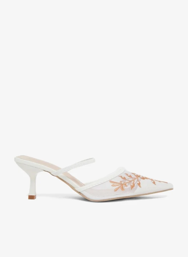 ستايلي حذاء ميولز بمقدمة مدببة وتفاصيل مُطرّزة