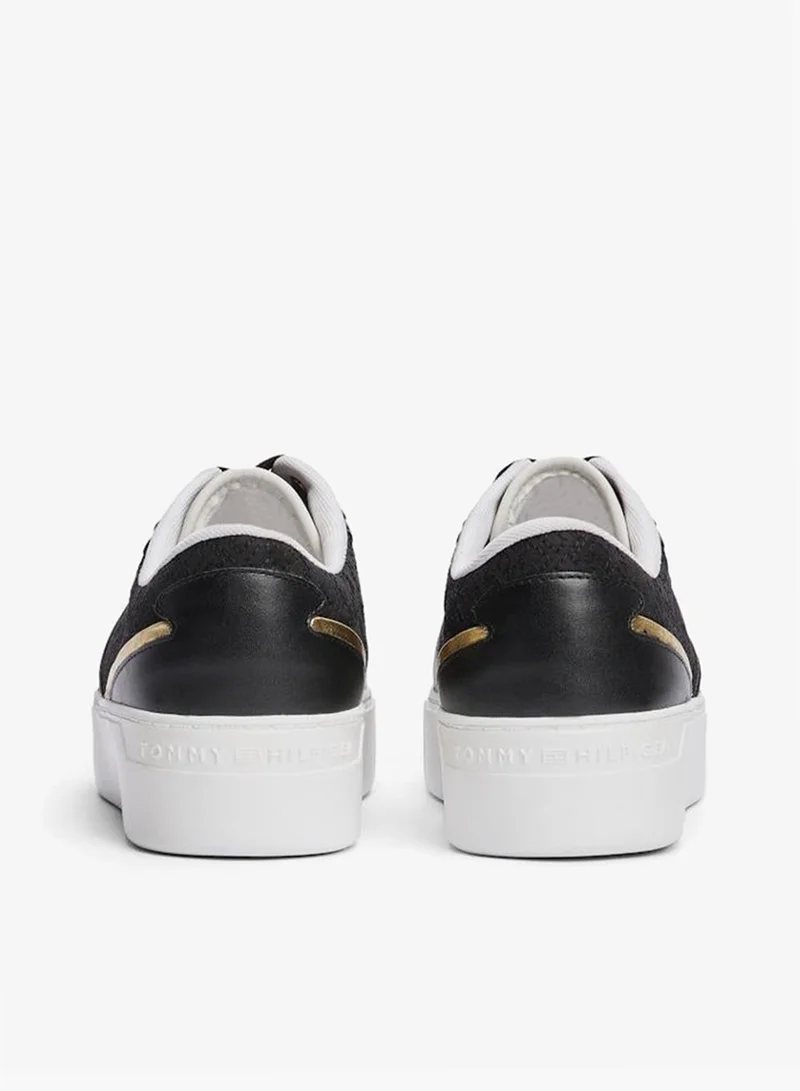 تومي هيلفيغر سنيكرز برباط قصير