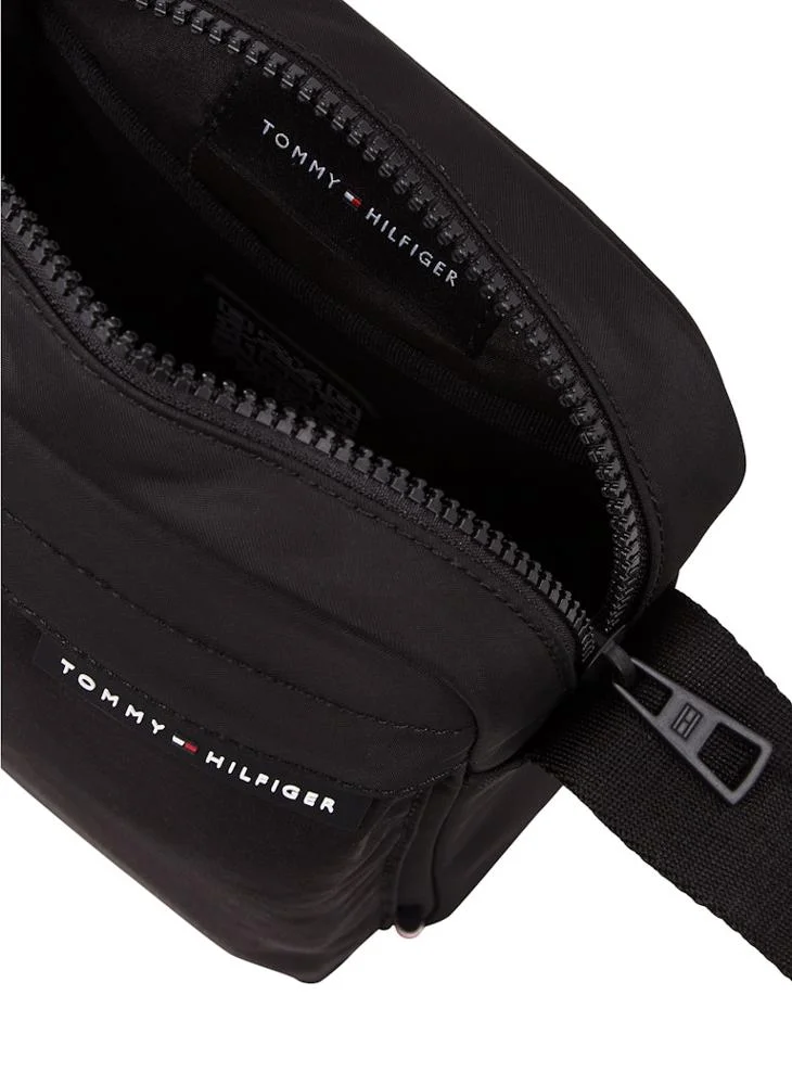 تومي هيلفيغر Logo Detail Element Repreve Messenger Bag