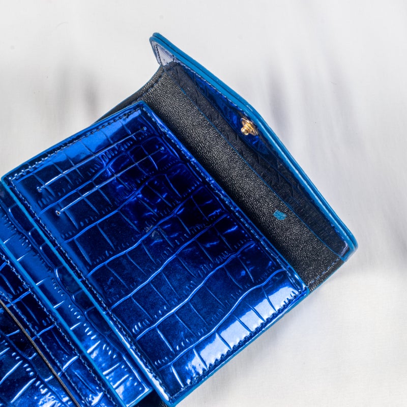 محفظة وحاملة بطاقات جلد لامع أزرق تحتوي على جيوب متعددة للنقود والبطاقات - Image 3