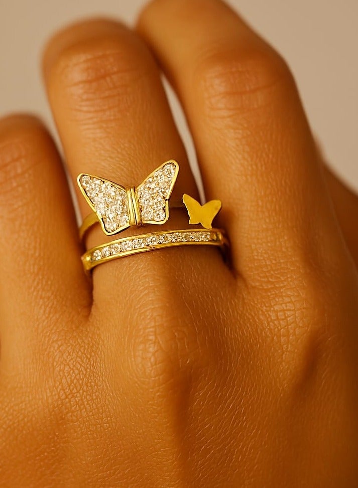 "خاتم الفراشتين الفاخر –  أناقة تنبض بالحياة   بتصميم فريد يجمع ب ين الرقة والتميّز،  مثالي لعاشقات التفاصيل  الراقية والرموز التي تعبّر  عن الأنوثة والانطلاق" - Image 2