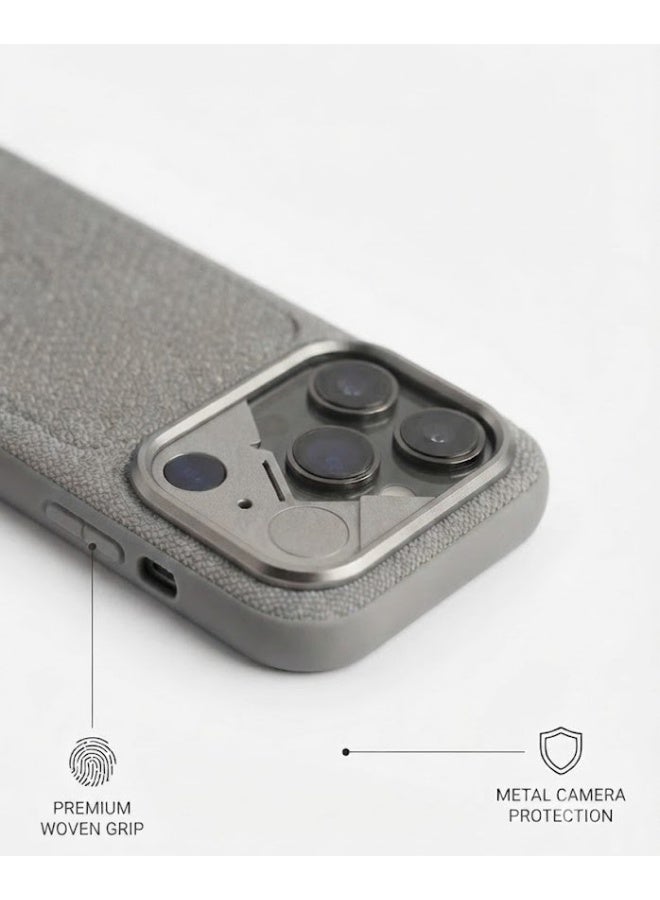 حافظة حماية لهاتف iPhone 17 Pro Max تدعم تقنية MagSafe، بتصميم ثنائي اللون، ومزودة بغطاء لعدسة الكاميرا وملمس مانع للانزلاق لضمان ثبات القبضة. - Image 3