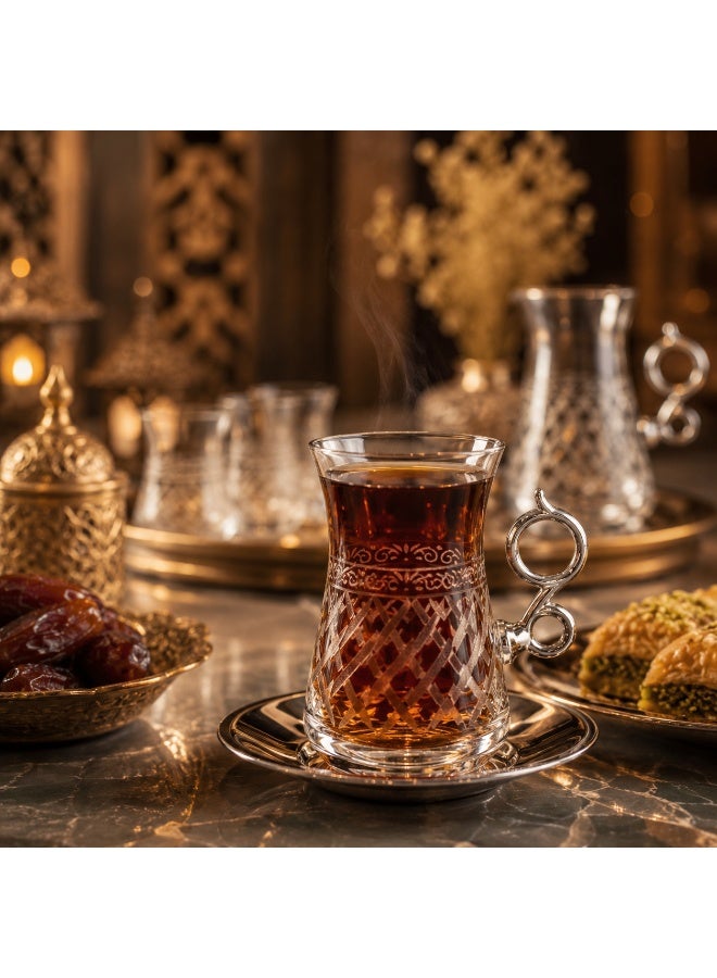 بايبلوس 💎 فخامة الضيافة التركية ✨ طقم كريستال محفور يدويًا – 6 فناجين شاي + 6 صحون ستانلس + 6 فناجين قهوة سعودية ☕🤍 - Image 1