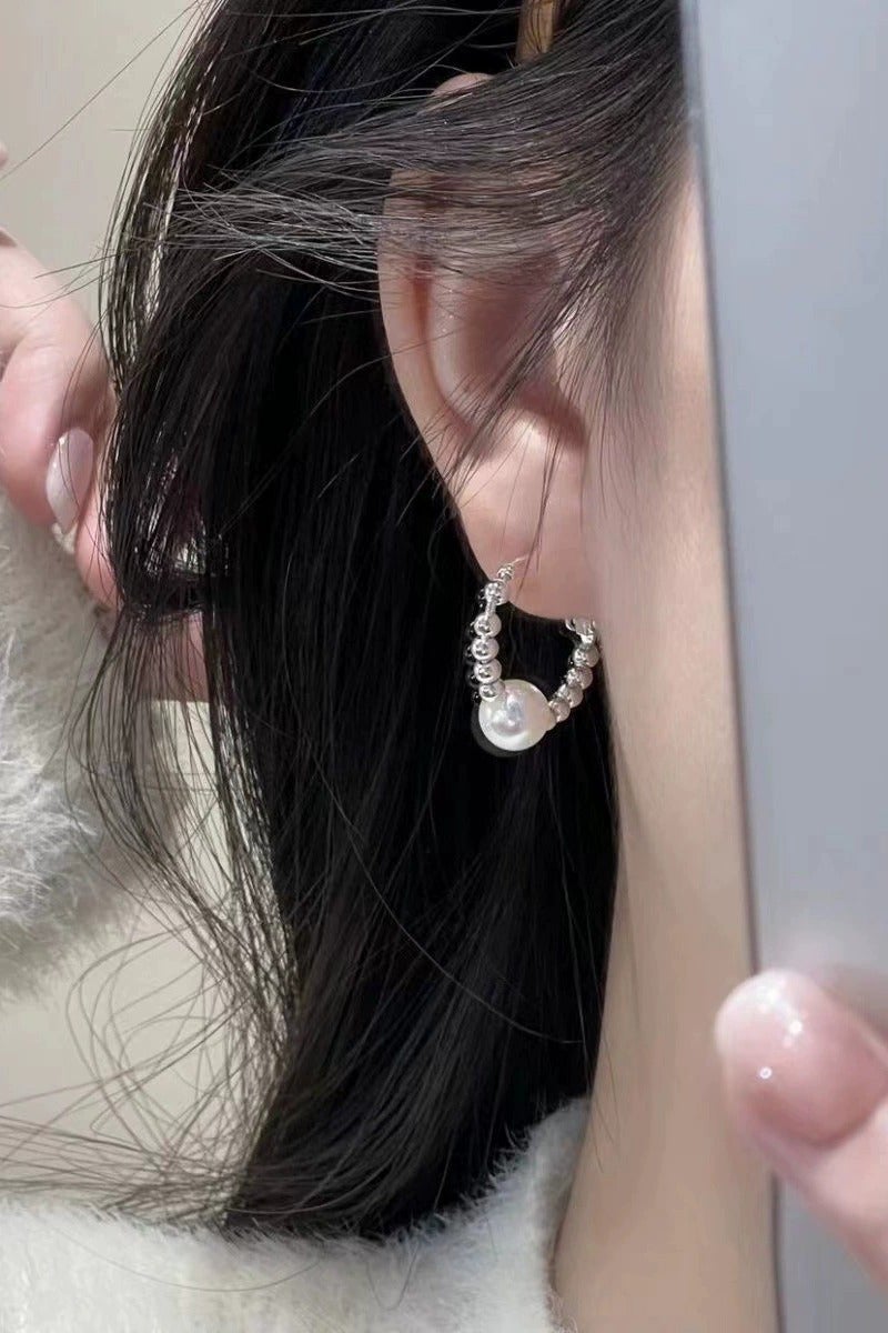 جلوسكي Luxury Pearl  Silver Fragment Hoop Earrings – Elegant Face-Slimming Huggie Hoops, Chic Textured Circle Ear Jewelry - Image 4