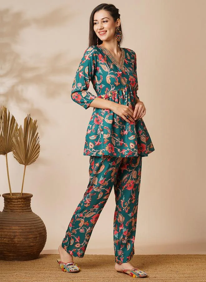 جلو باص طقم تونيك بيبلوم مطرز بطبعة جال مع بنطال فيوجن