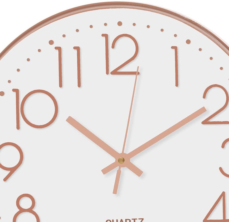 TEKCOOL ساعة حائط رقمية بلاستيكية 12" هادئة كوارتز زخرفية أحدث ساعة كلاسيكية تعمل بالبطارية دائرية سهلة القراءة لغرفة/منزل/مطبخ/غرفة نوم/مكتب/مدرسة - (وردي أبيض) - Image 3
