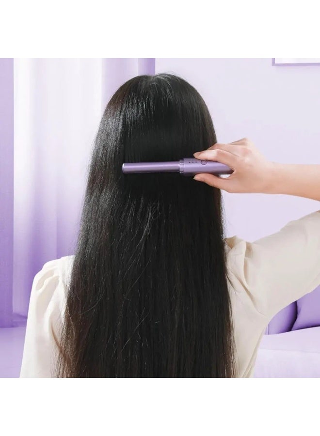 مكواة شعر محمولة لتصفيف سريع في أي وقت وأي مكان تشحن وتستخدم لاسلكيًا – خفيفة وعملية، مثالية للسفر والاستخدام السريع حجم ميني – سهلة الحمل والتخزين في الحقيبة أو شنطة السفر  تقنية الأيونات السالبة – تقلل الهيشان والكهرباء الساكنة، وتمنح شعرك نعومة ولمعان - Image 2