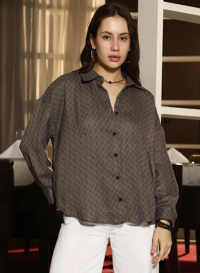 بينيا كولادا قميص نسائي كبير الحجم بلون بني داكن بنقشة ماسية دوبي