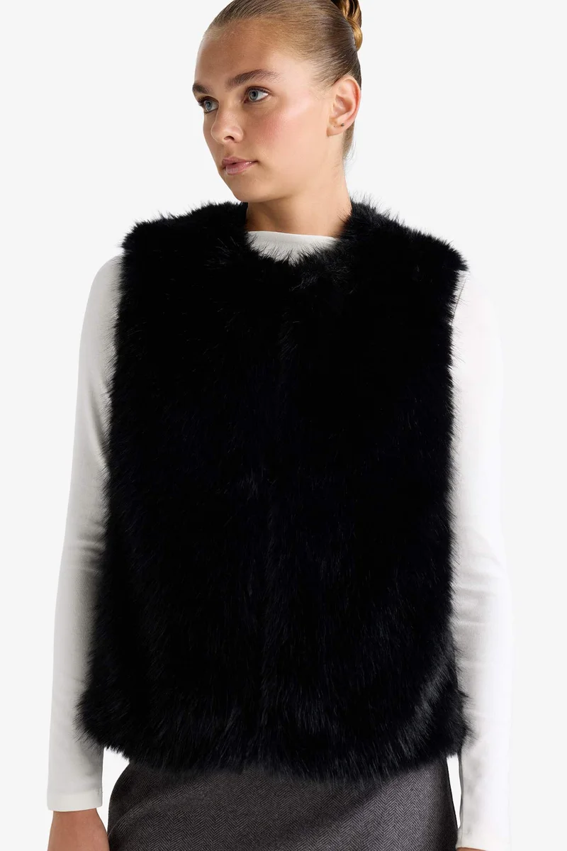 ديفاكتو Regular Fit Faux Fur Vest