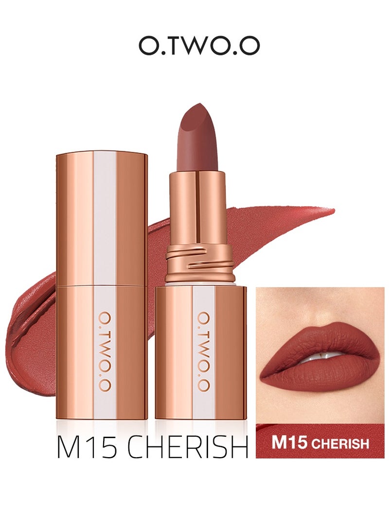 أو.تو.أو روج مات القُبلة المخملية – صبغة قوية بلمسة مخملية، قوام خفيف وثبات طويل طوال اليوم - Image 1
