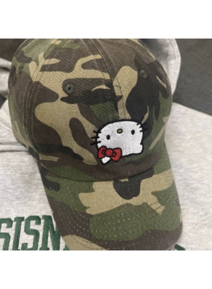 Hello Kitty قبعة بيسبول مزخرفة بتصميم تمويه مع تطريز هالو كيتي