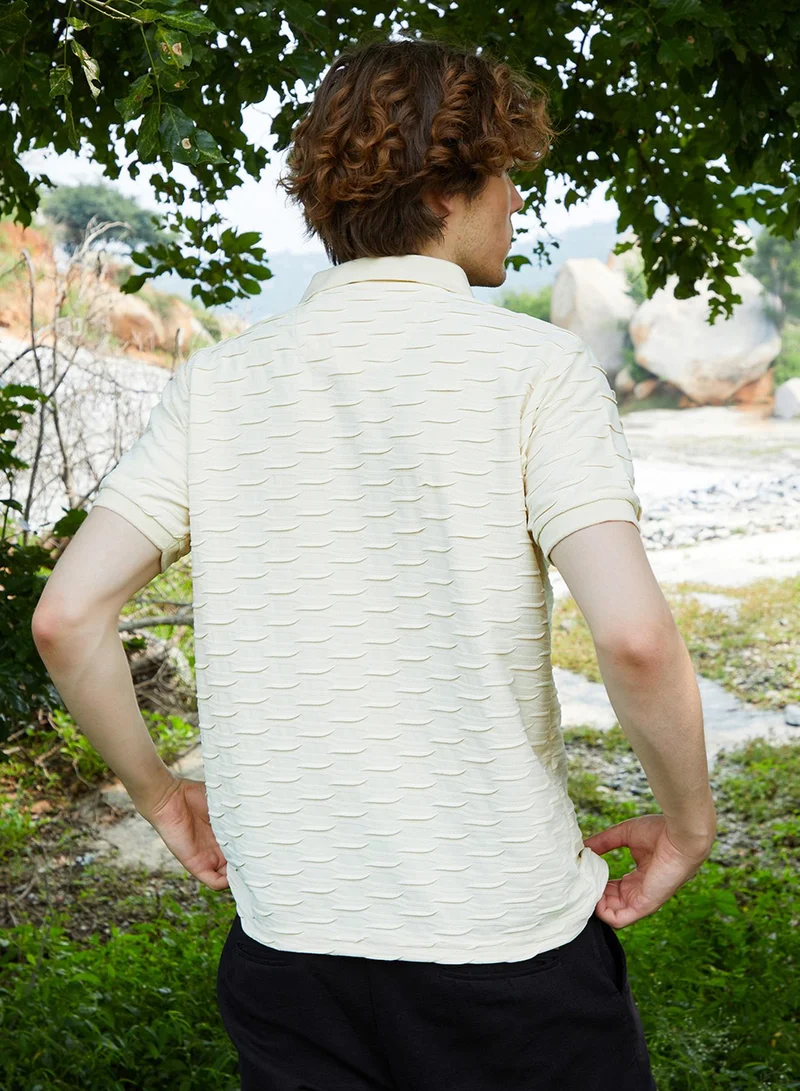 Campus Sutra Campus Sutra Men's Off-White Solid Creased Knit Shirt For Casual Wear | Polo Neck | Short Sleeve | Button Closure | T-Shirt Crafted With Comfort Fit For Everyday Wear