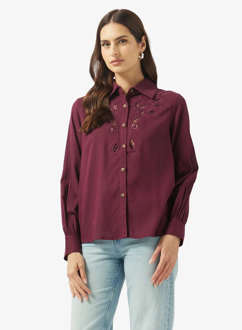 ايلا قميص بأزرار وتفاصيل مقصوصة بالليزر