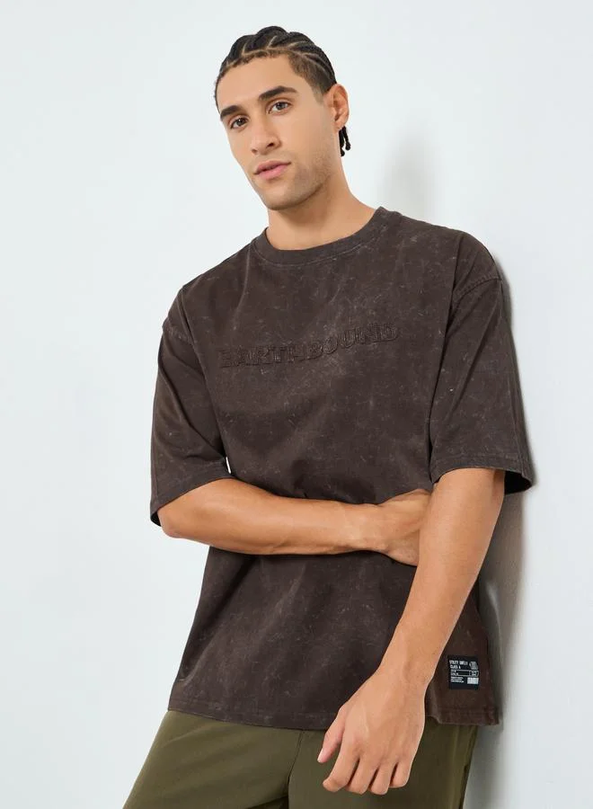 ستايلي تيشيرت بقصة واسعة وتفاصيل مشطوفة حامضي وتفاصيل تطبيق