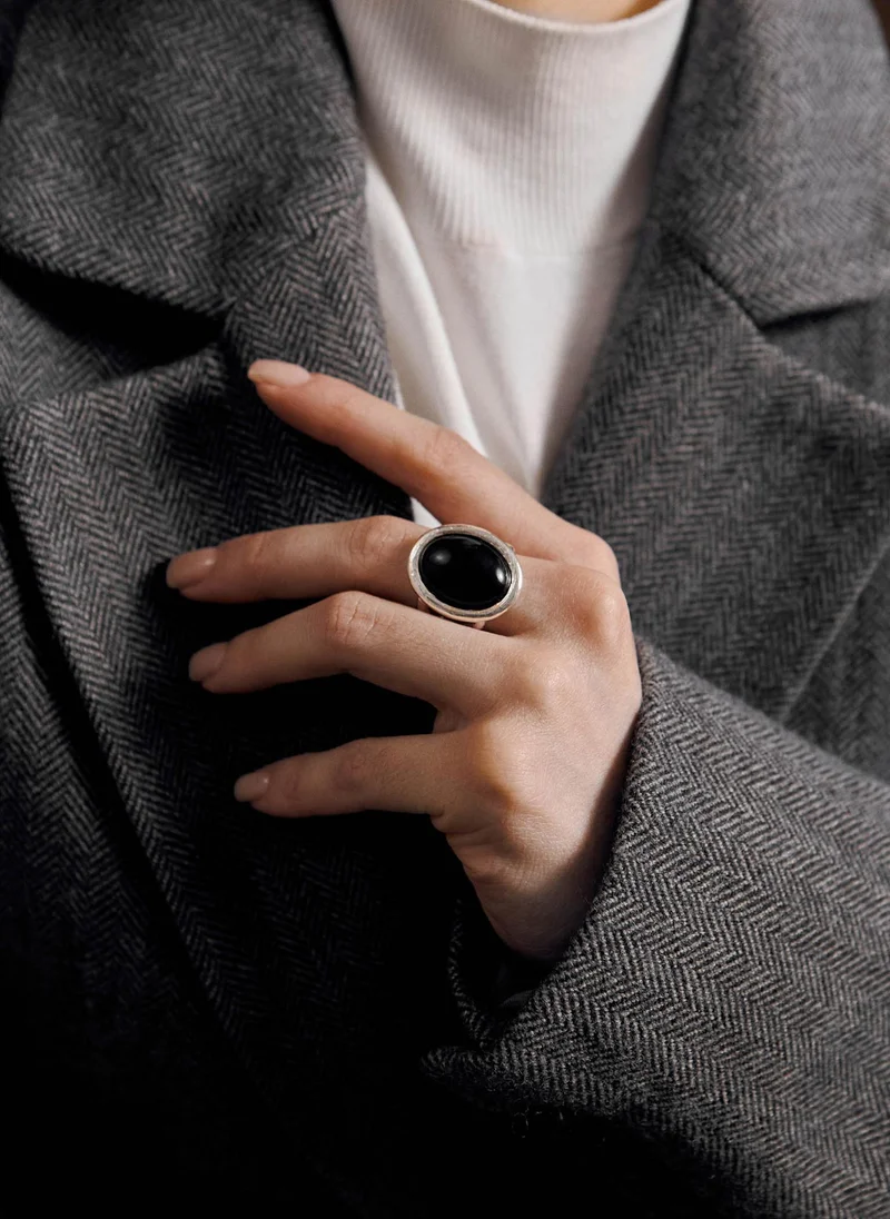 Lichi Ring with contrasting oval inlay