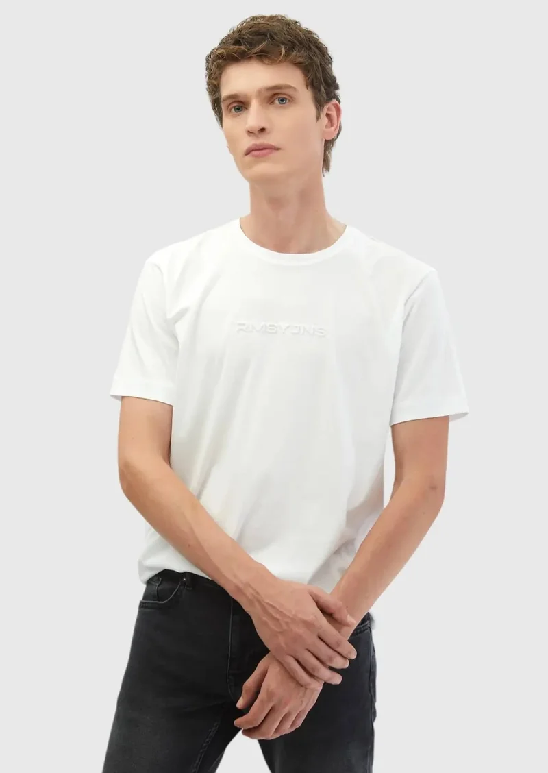 رامسي تيشيرت أبيض مطبوع برقبة دائرية مصنوع من القطن بنسبة 100%