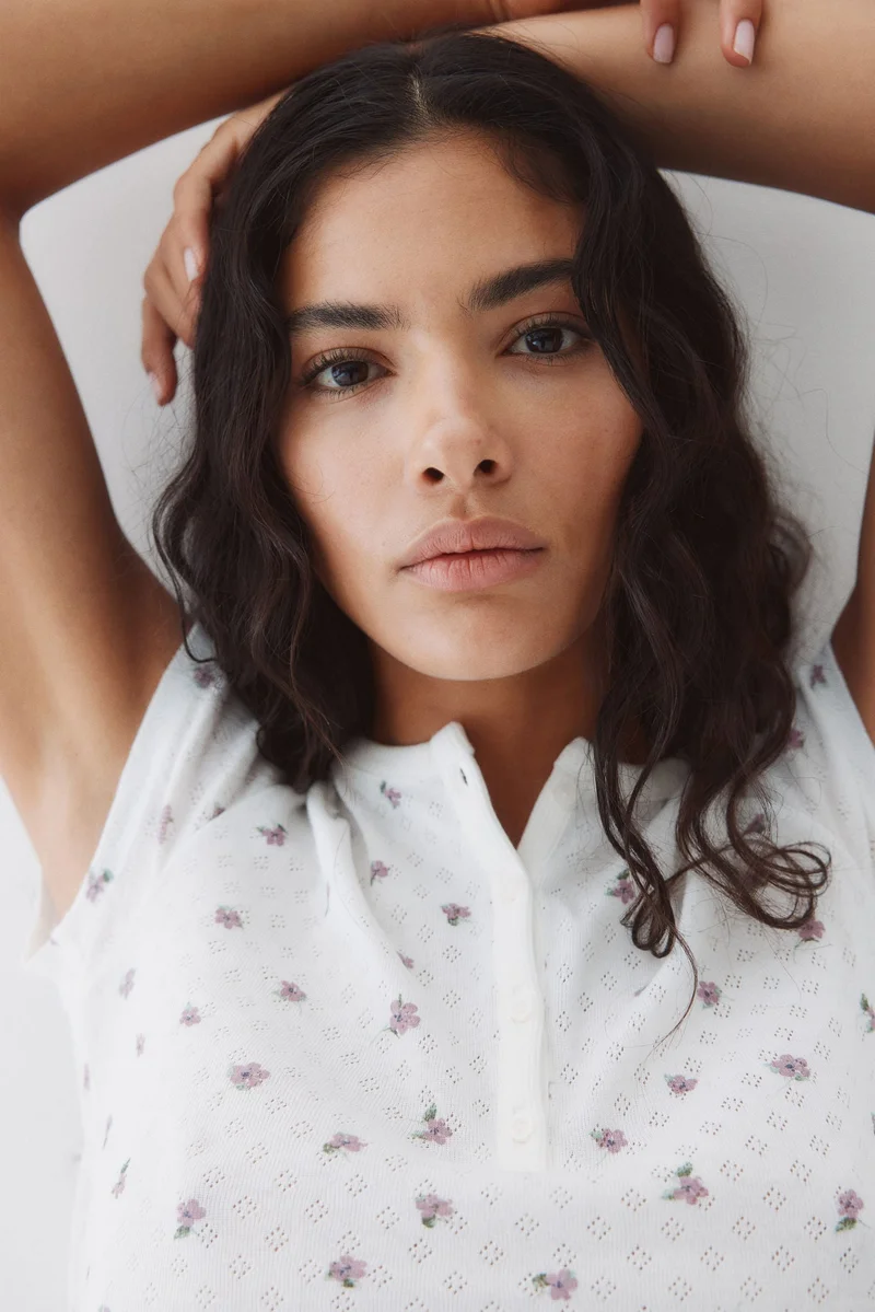 اتش اند ام بلوزة من الجيرسيه بنمط بوانتيل